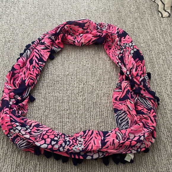 Lilly Pulitzer scarf - Picture 2 of 4